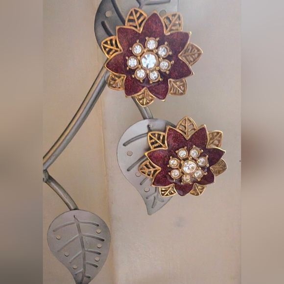 Vintage Poinsettia Enamel Rhinestone Cutout Gold Tone Earrings - Picture 4 of 11